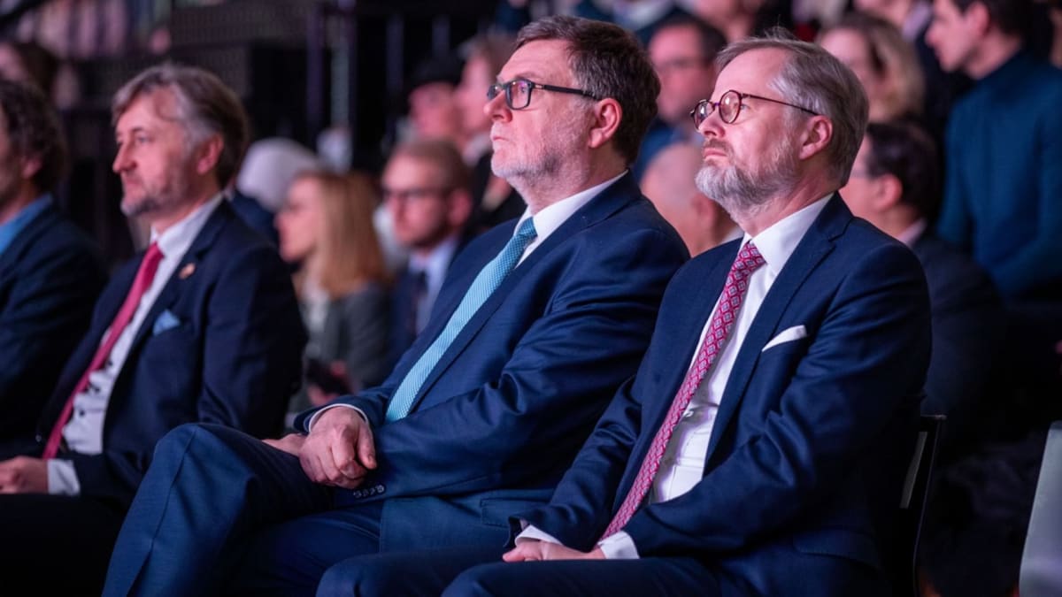 Ministr financí Zbyněk Stanjura a premiér Petr Fiala (oba ODS)