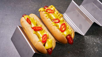 Americký hot dog s ciderovou cibulí a čedarovou omáčkou podle pipMastera 