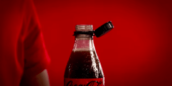 Řeže do rtů, stejně ho utrhnu. Lidé zuří kvůli víčkům od Coca-Coly, co stojí za změnou?
