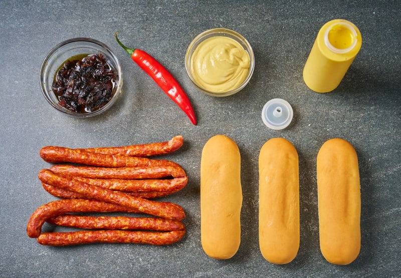 Americký hot dog s ciderovou cibulí a čedarovou omáčkou podle pipMastera