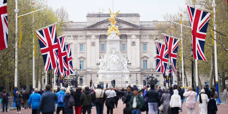 Přípravy na korunovaci před Buckinghamským palácem vrcholí (26. 4. 2023).