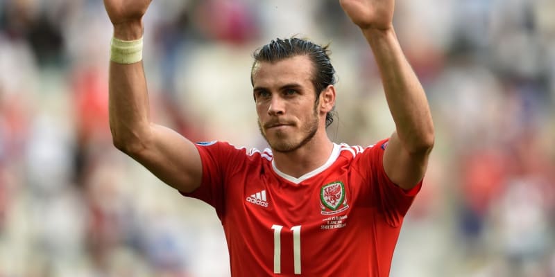 Gareth Bale v dresu národního týmu Walesu.