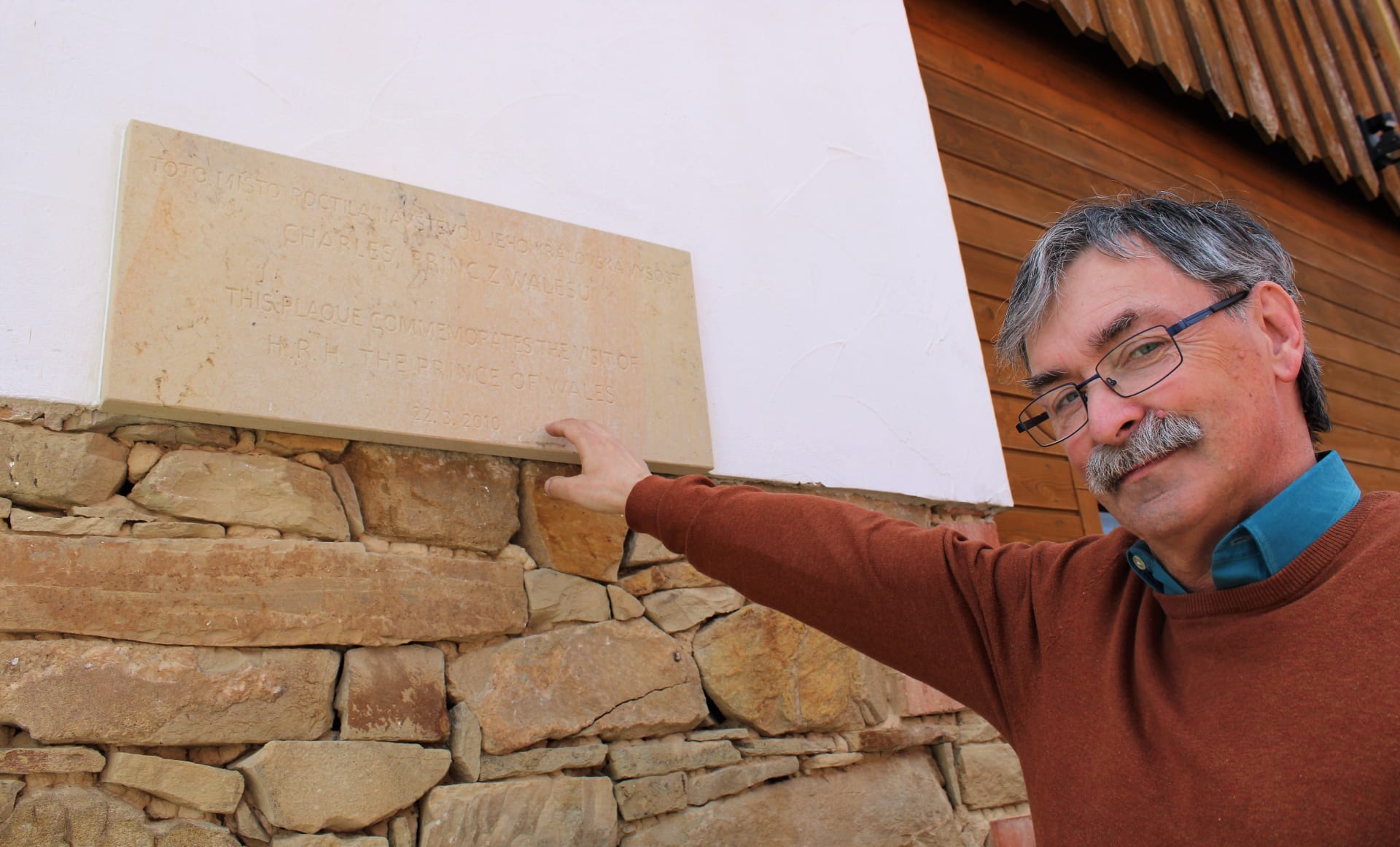 Petr Drha z ekologického institutu Veronica ukazuje pamětní desku s textem o pobytu prince Charlese v Hostěníně.