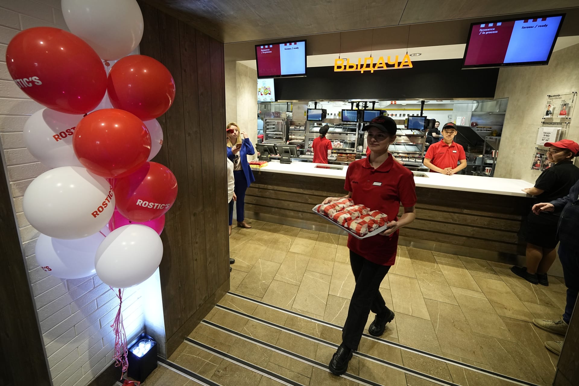 Slavnostní otevření ruské kopie KFC v Moskvě