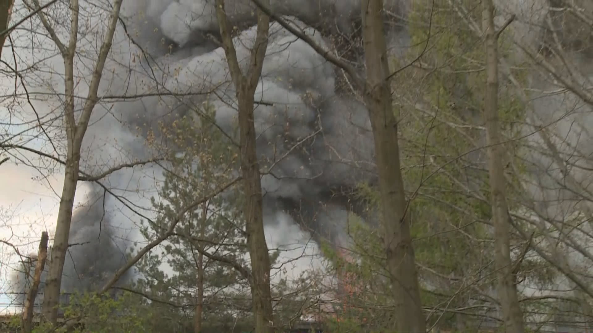 Dvacet jednotek hasičů zasahovalo u požáru autovrakoviště v Kladně.