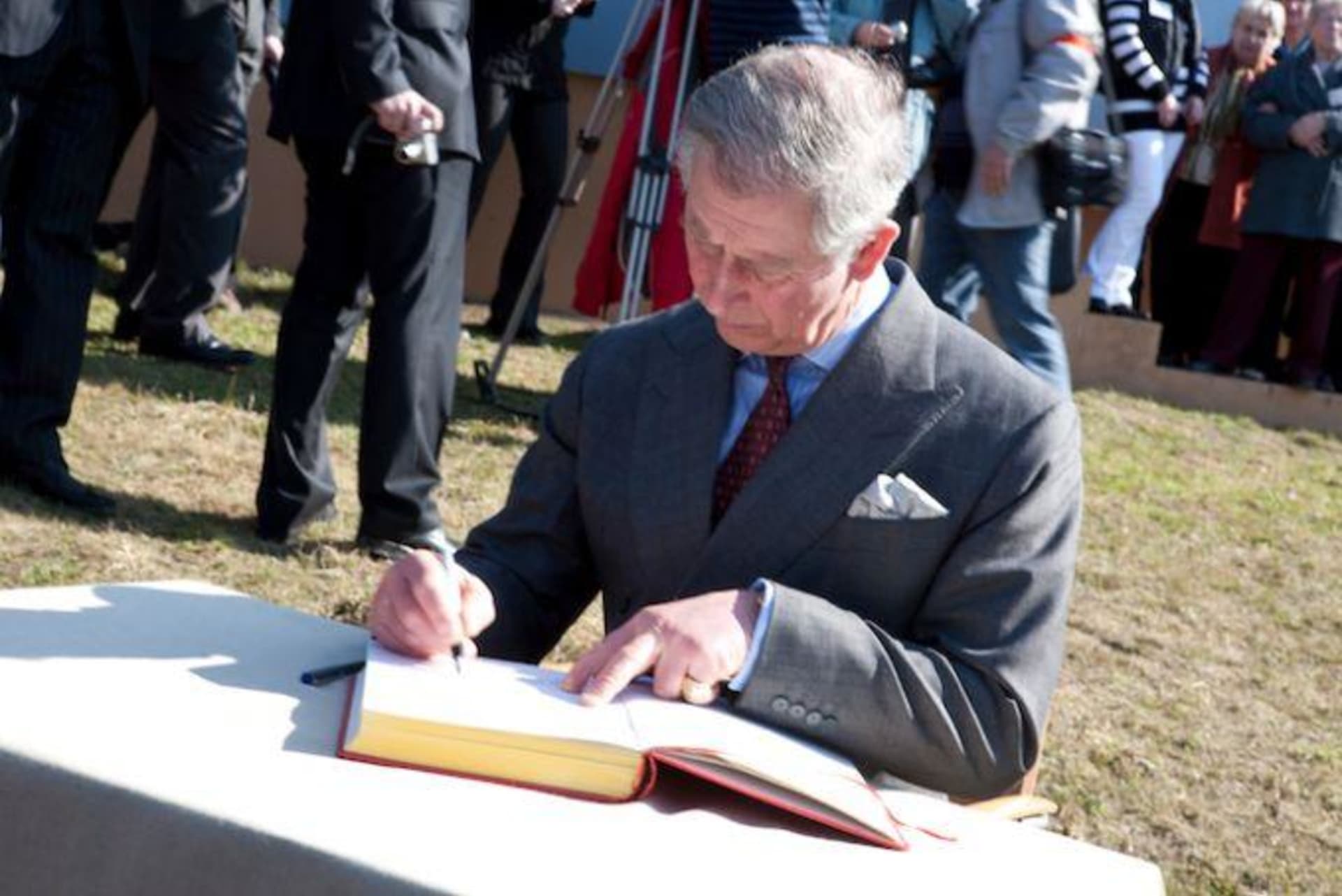 Hostětín na Moravě, návštěva budoucího britského krále Karla III. dne 22. března 2010. Podpis do obecní kroniky.