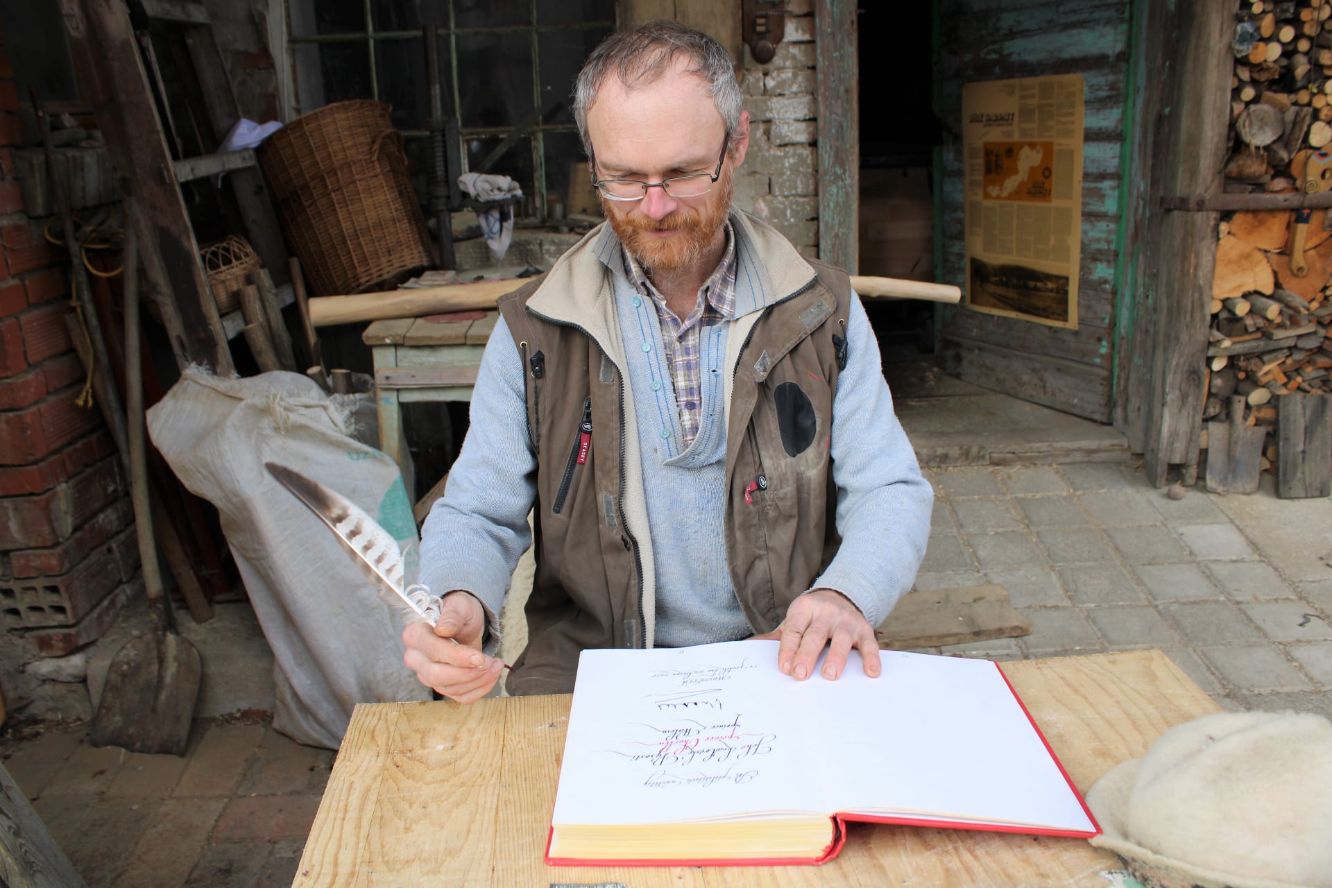 Hostětín na Moravě, návštěva prince Charlese dne 22. března 2010. Kronikář Vladimír Jál s husím brkem. V kronice ukazuje královský podpis.