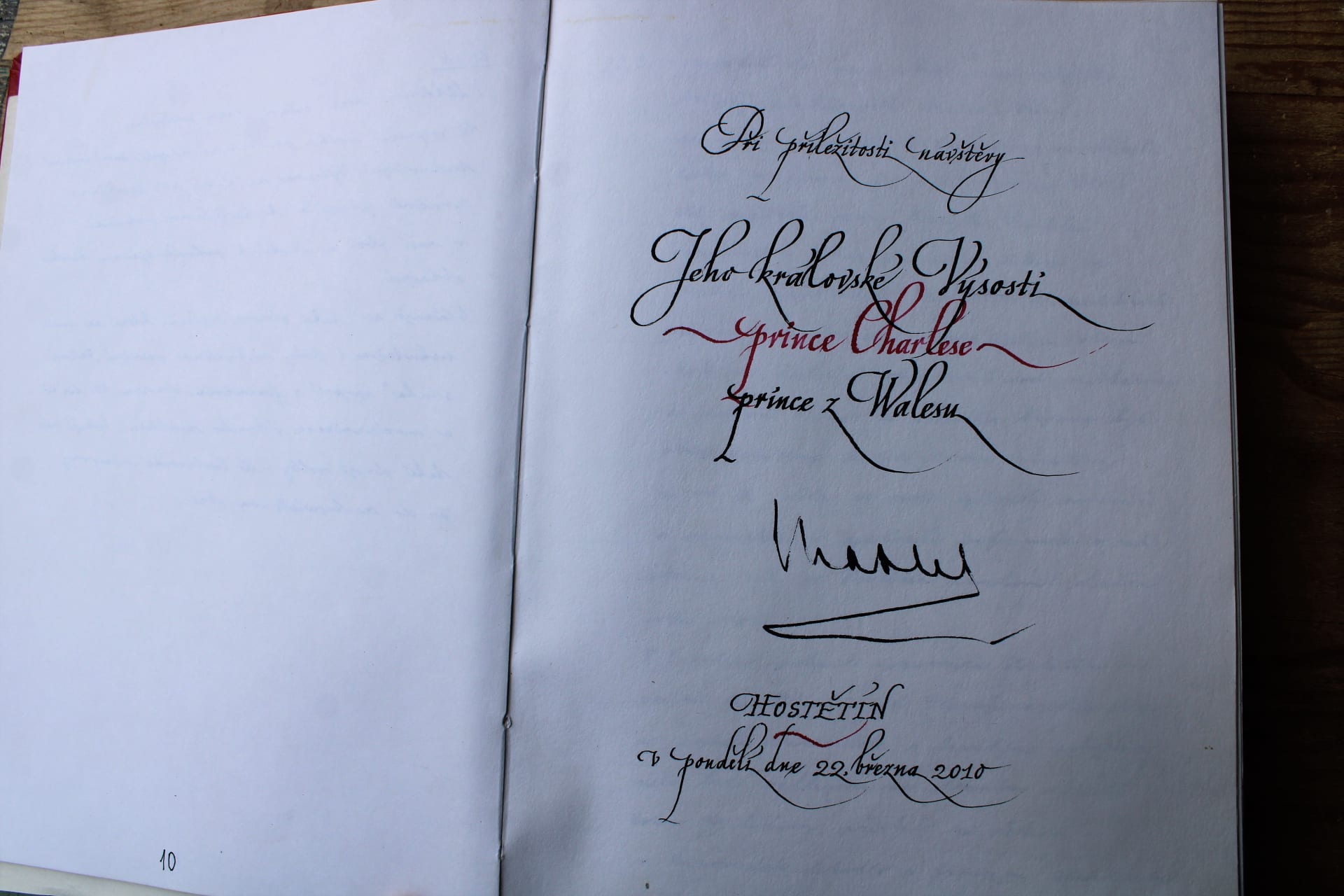Hostětín na Moravě, návštěva prince Charlese dne 22. března 2010. Královský podpis v obecní kronice.