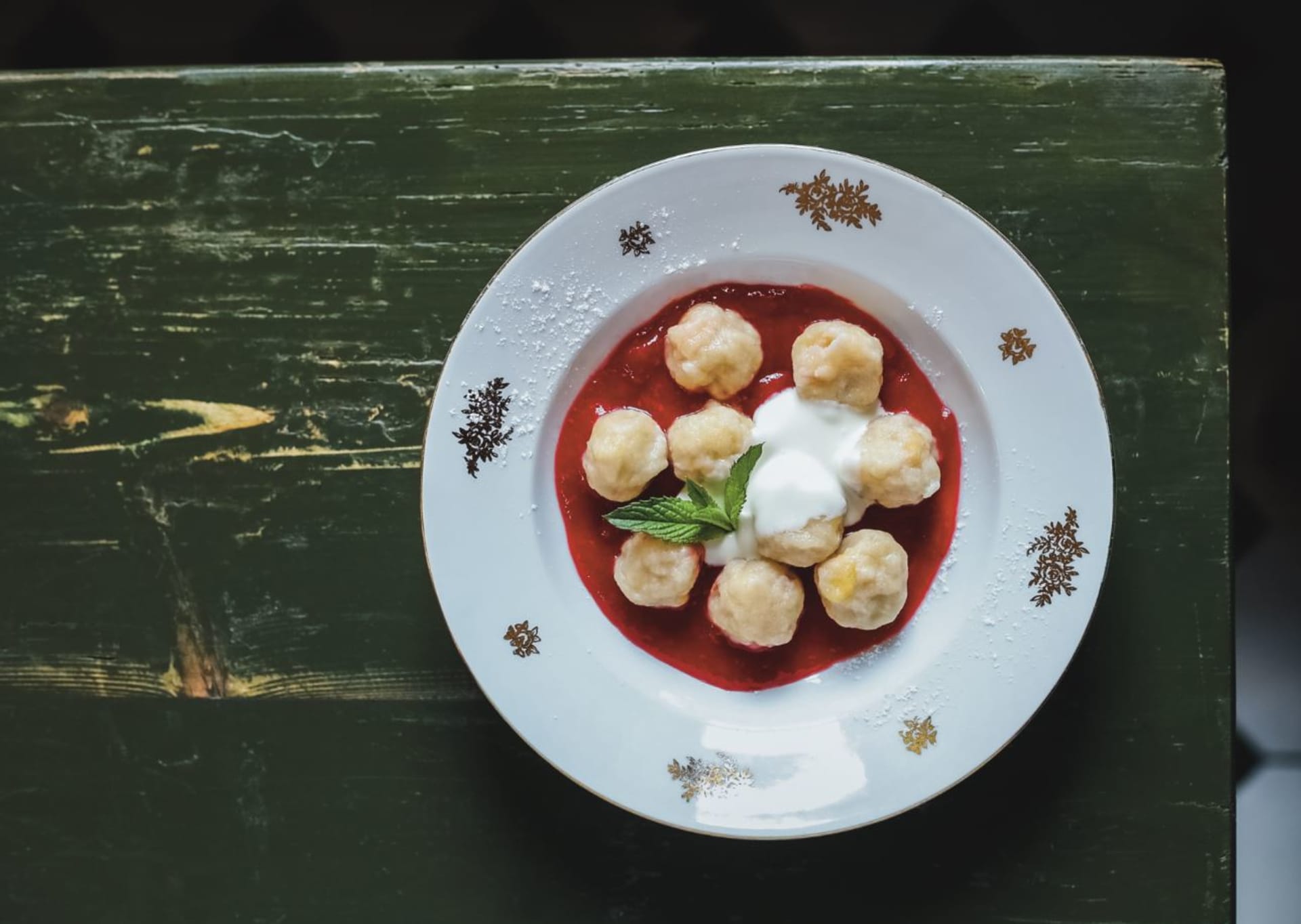Tvarohové knedlíčky s marcipánem a jahodovou kahudou podle receptu ze Zájezdního hostince U Jiskrů