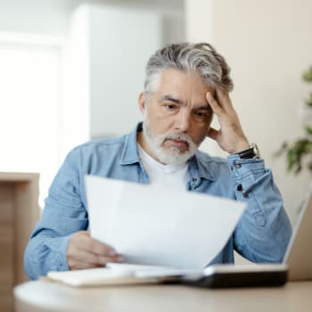 Senior nad žádostí o přiznání důchodu (Ilustrační foto)