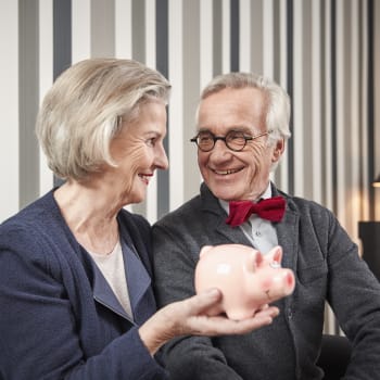 Šťastní důchodci s penězi - ilustrační foto