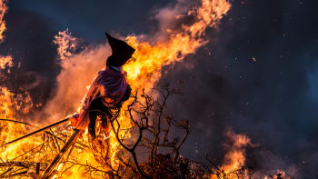 Víte, proč se o čarodějnicích pálí ohně a vyhazují košťata do vzduchu? Otestujte se