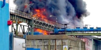Mohutný požár v Kladně: Hořely vraky, dva hasiči se zranili. Oheň se podařilo zlikvidovat