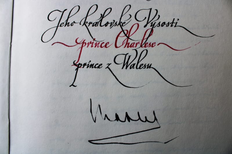 Hostětín na Moravě, návštěva prince Charlese dne 22. března 2010. Královský podpis v obecní kronice.
