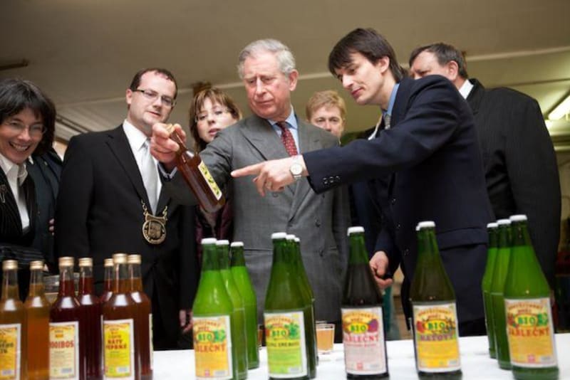 Hostětín na Moravě, návštěva prince Charlese dne 22. března 2010. Ochutnávka moštů s jednatelem moštárny Radimem Machů, vpravo.