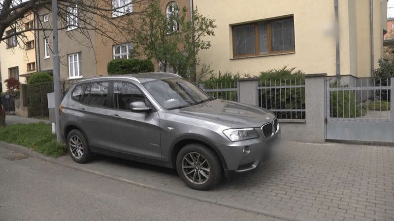 Aktivisté v Brně vypustili kola desítkám aut.