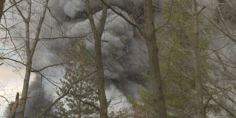 Dvacet jednotek hasičů zasahovalo u požáru autovrakoviště v Kladně.