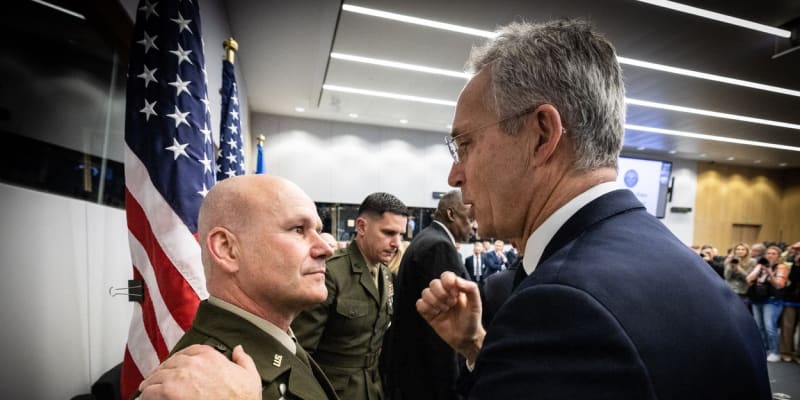 Americký generál Christopher Cavoli a šéf NATO Jens Stoltenberg