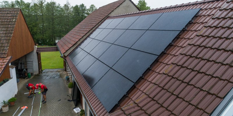 Fotovoltaika dokáže uspořit majitelům desítky tisíc korun ročně.