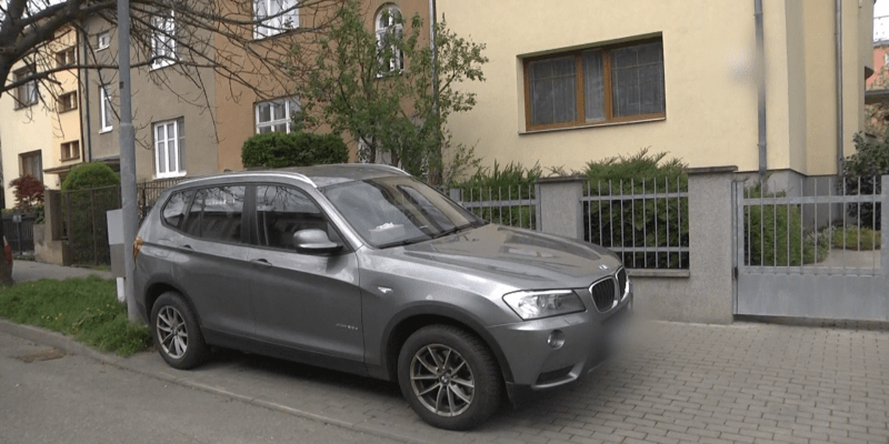 Aktivisté v Brně vypustili kola desítkám aut.