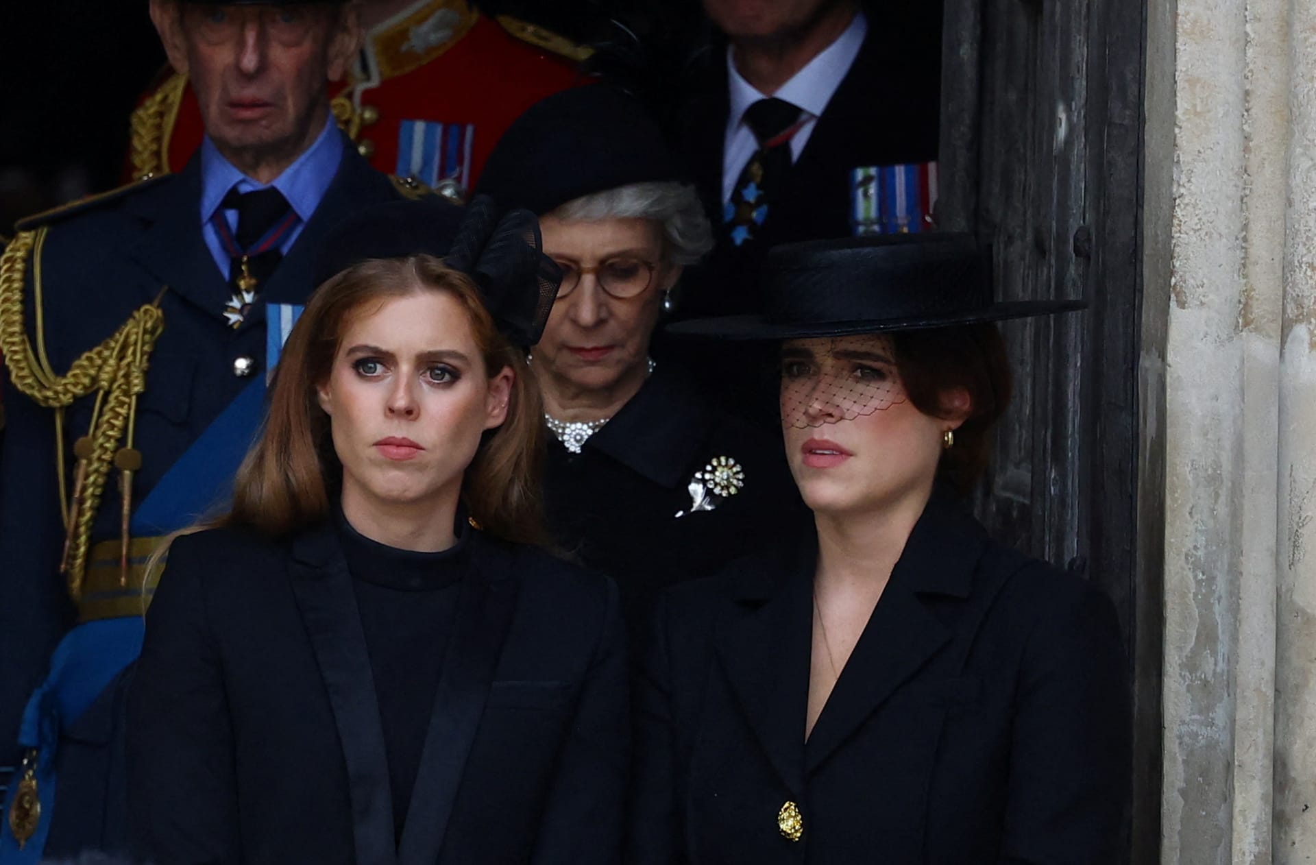 Princezna Beatrice a princezna Eugenie na pohřbu královny Alžběty II. ve Westminsterském opatství 19. září 2022 v Londýně, Anglie. 