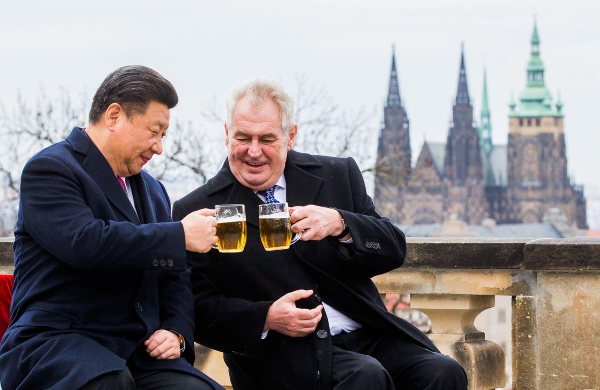 Čínský prezident Si Ťin-pching a bývalý prezident České republiky Miloš Zeman.