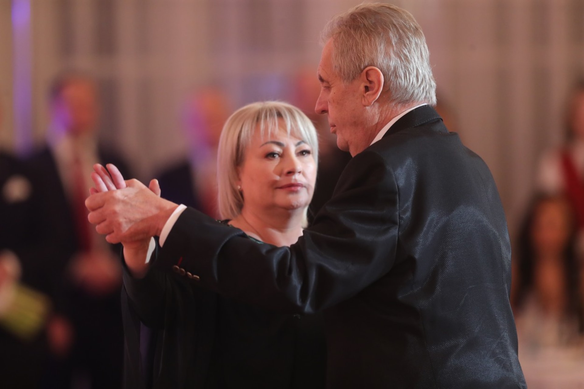 Ivana Zemanová během tance s manželem Milošem na Reprezentačním plese prezidenta republiky (2019).