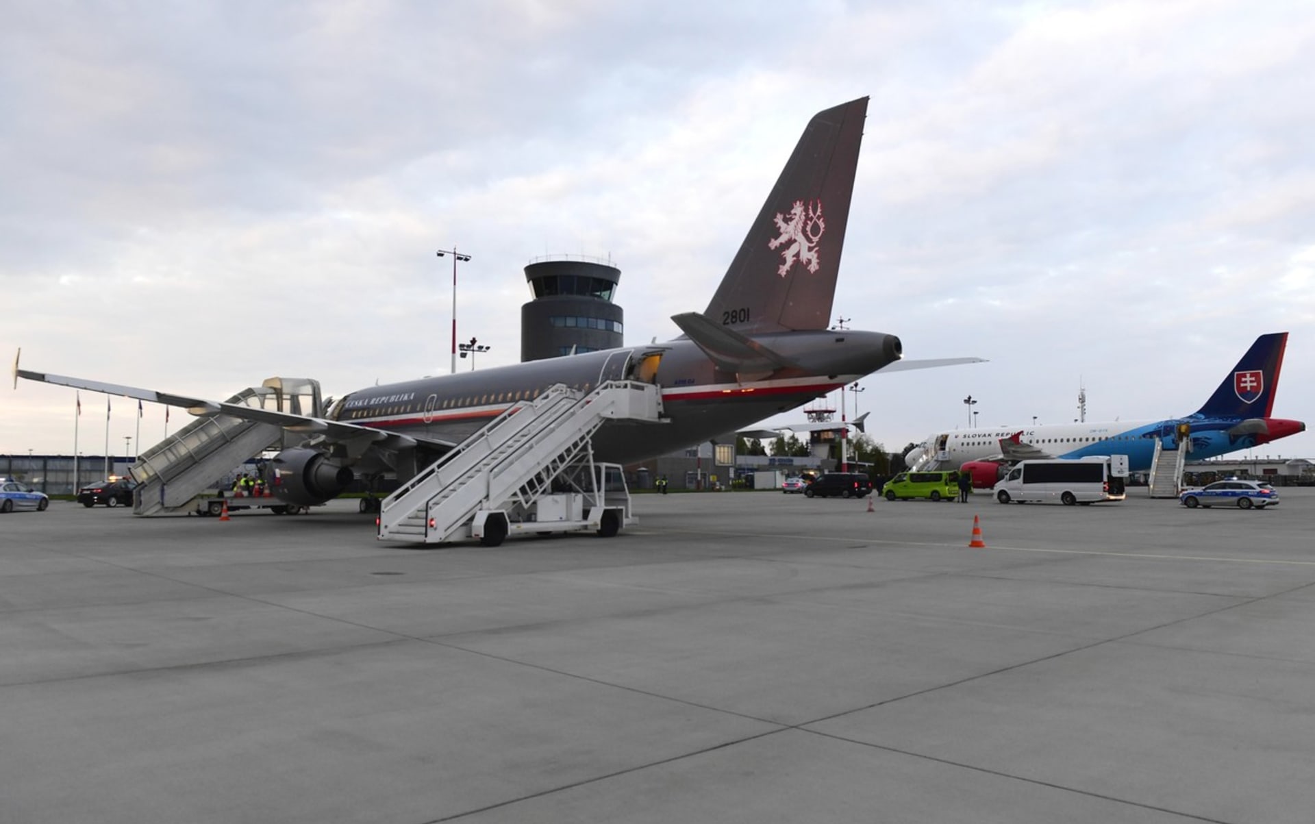 Na snímku je české a slovenské vládní letadlo na letišti v polském Řešově.