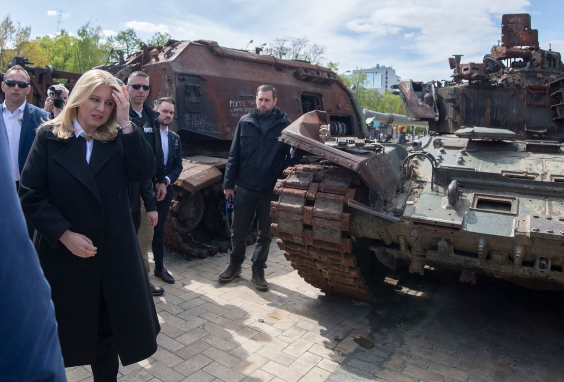 Čaputová si prohlédla vraky armádních vozidel v Kyjevě.