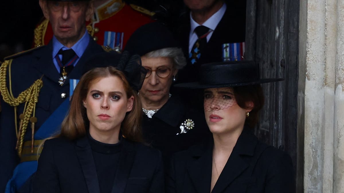 Princezna Beatrice a princezna Eugenie na pohřbu královny Alžběty II. ve Westminsterském opatství, 19. září 2022 v Londýně 