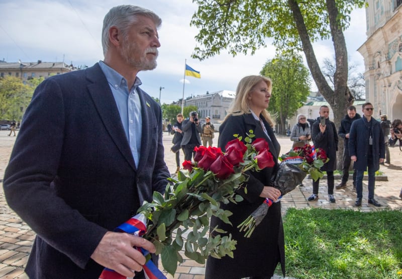 Čaputová a Pavel položili kytice k památníku československé legie v Kyjevě.