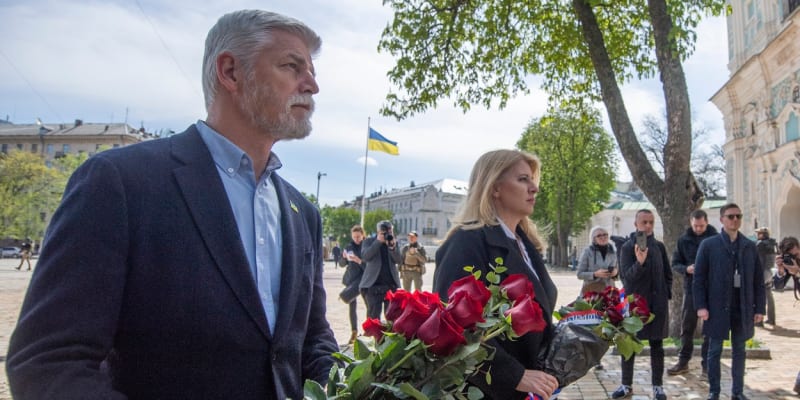 Čaputová a Pavel položili kytice k památníku československé legie v Kyjevě.