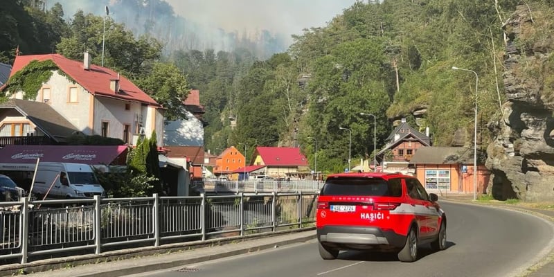 Hasiči u lesního požáru v národním parku zasahovali loni v létě.