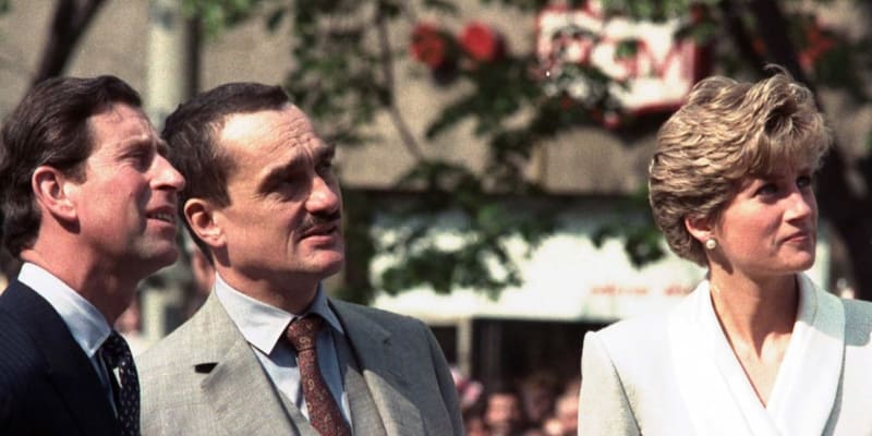 Současný britský král Karel III. (vlevo), tehdejší kancléř ČSFR Karel Schwarzenberg a princezna Diana si prohlížejí pomník (sochu) sv. Václava během procházky na Václavském náměstí v roce 1991