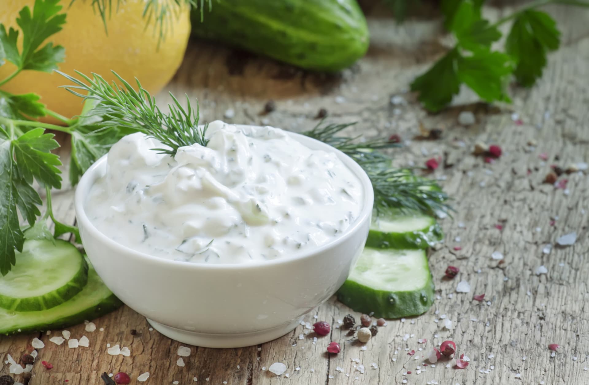 Dresink můžete připravit třeba z bílého jogurtu s bylinkami a česnekem.