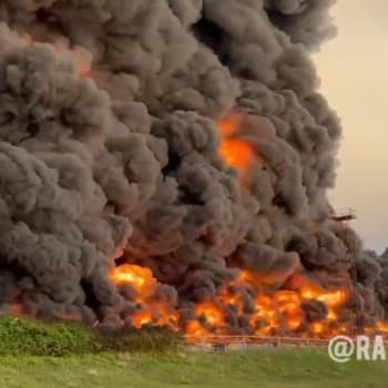 V Sevastopolu na Ruskem anektovaném ukrajinském Krymu hoří zásobník s palivem