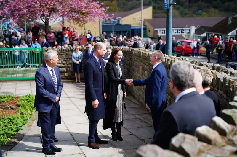 Princ a princezna z Walesu při návštěvě Aberfan Memorial Garden