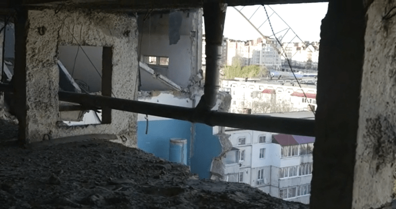 Škody způsobené ruským útokem na panelák v Umani