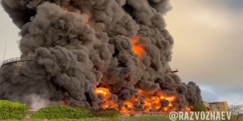 V Sevastopolu na Ruskem anektovaném ukrajinském Krymu hořel zásobník s palivem.