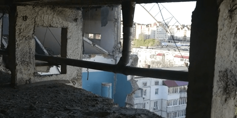 Škody způsobené ruským útokem na panelák v Umani