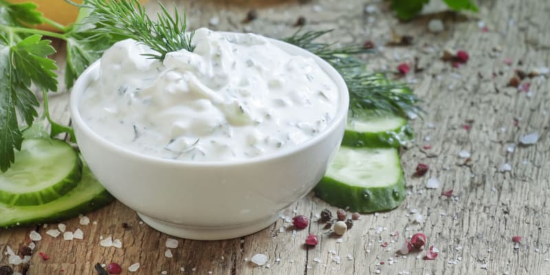 Dresink můžete připravit třeba z bílého jogurtu s bylinkami a česnekem.