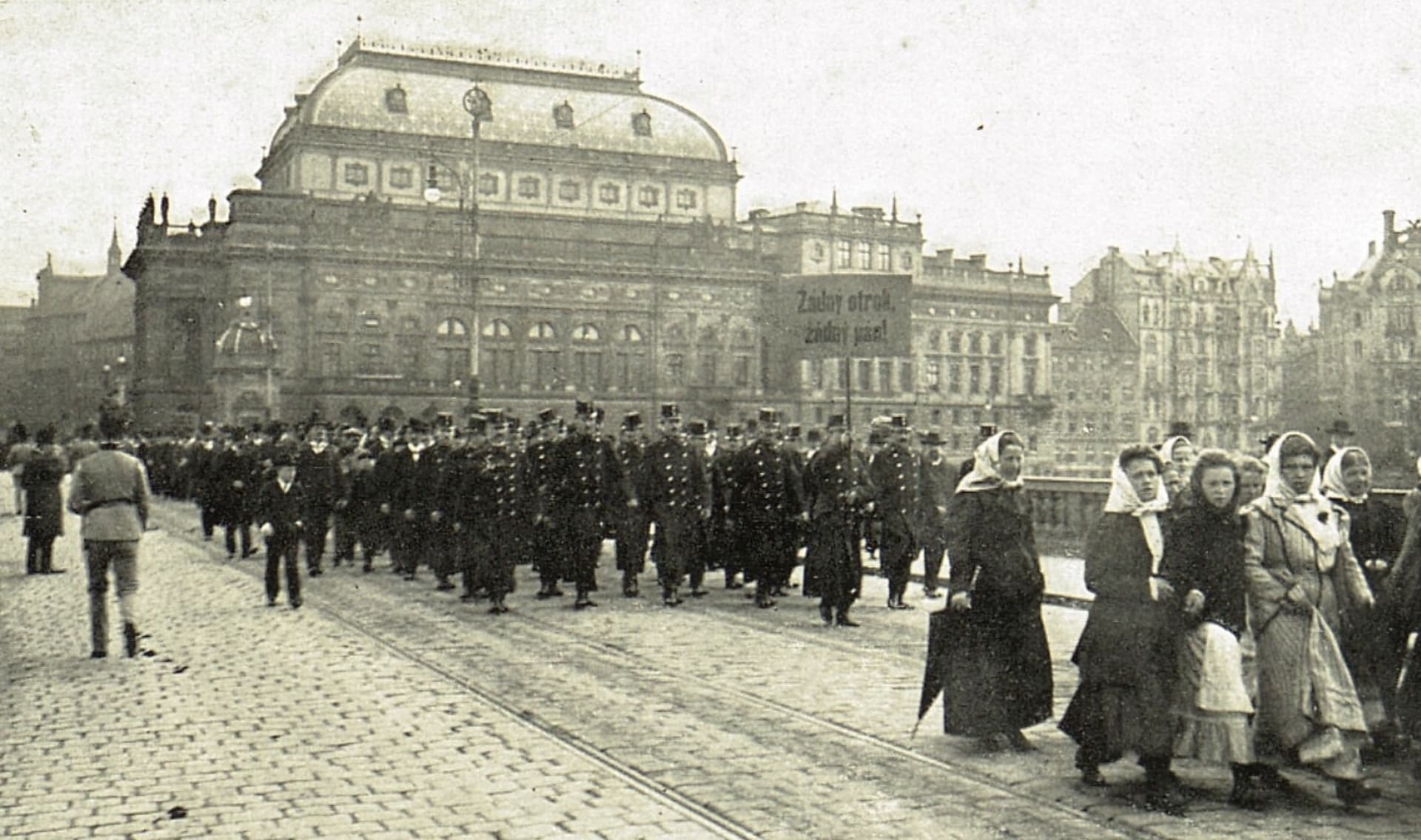 Oslavy Svátku práce v Praze roku 1910, v reportáži časopisu Světozor. Snímek z prvních oslav v roce 1890 není znám.