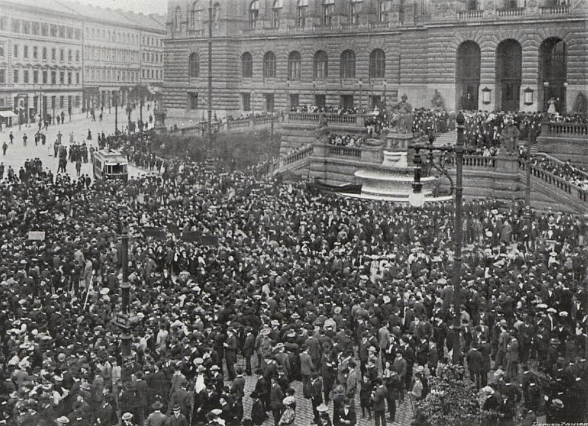 Oslavy Svátku práce v Praze roku 1906, v reportáži časopisu Český svět. Snímek z prvních oslav v roce 1890 není znám.