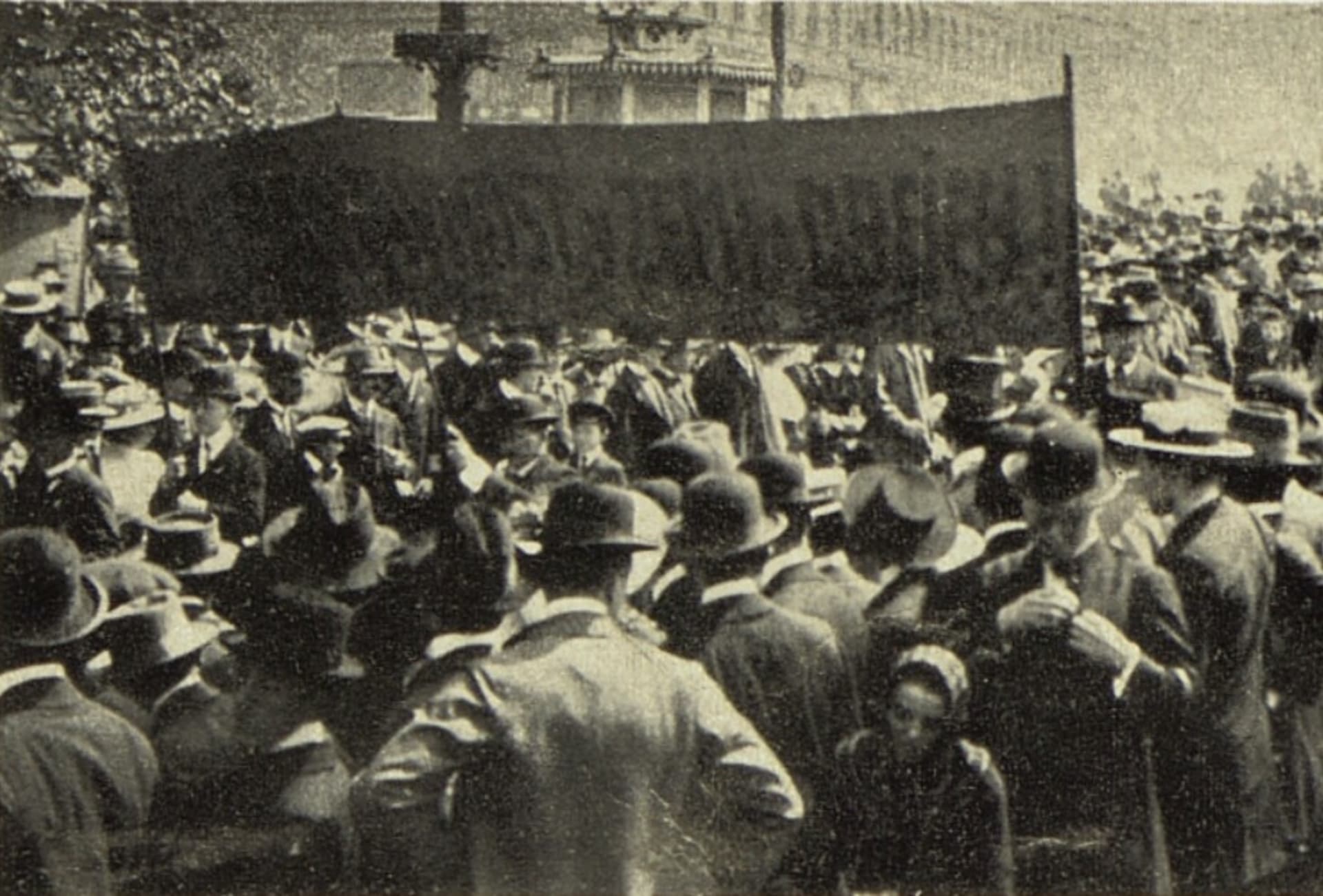 Oslavy Svátku práce v Praze roku 1913, v reportáži časopisu Světozor. Snímek z prvních oslav v roce 1890 není znám.