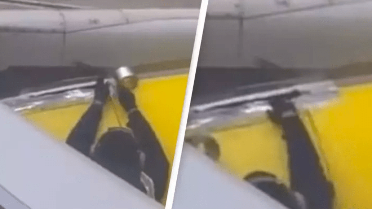 Žena viděla, jak pracovník letiště slepuje letadlo lepící páskou