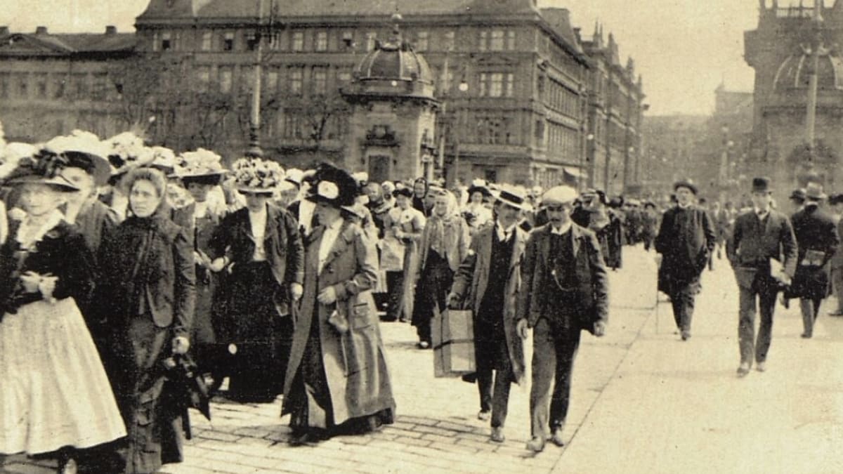 Oslavy Svátku práce v Praze roku 1912, v reportáži časopisu Světozor. Snímek z prvních oslav v roce 1890 není znám.