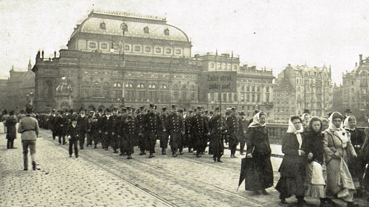 Oslavy Svátku práce v Praze roku 1910, v reportáži časopisu Světozor. Snímek z prvních oslav v roce 1890 není znám.
