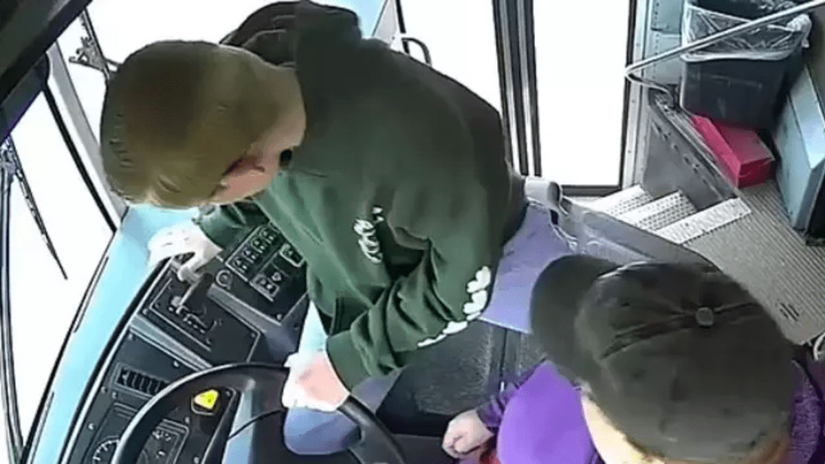 13letý žák zachránil školní autobus, když řidička zkolabovala