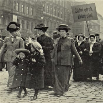 Oslavy Svátku práce v Praze roku 1911, v reportáži časopisu Český svět. Snímek z prvních oslav v roce 1890 není znám.