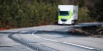 Švédové staví revoluční elektrickou dálnici. Řidičům bude nabíjet vozidla během jízdy